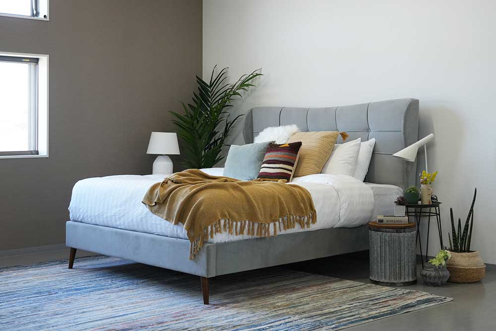 キングサイズ ベッドフレーム (新品)